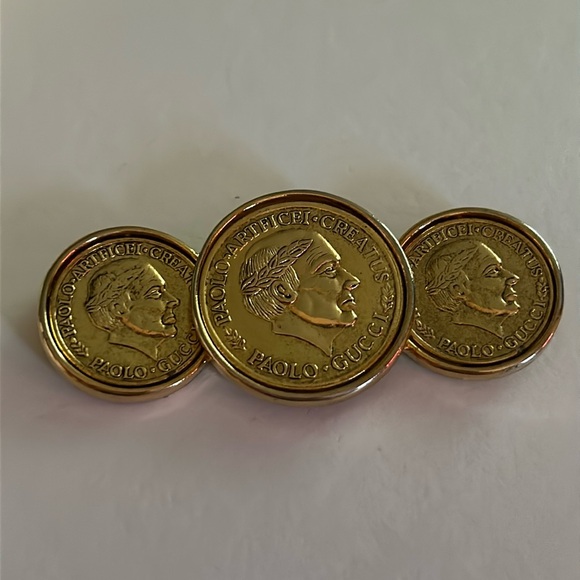 Gorgeous Gucci brooch gold tone not sure what metal bits it’s stunning 😍 - Picture 5 of 12